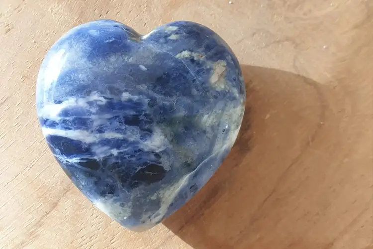 blauwe edelsteen in hartvorm